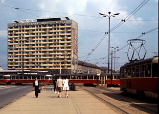 Панельное здание с лозунгом «Социализм победит» в Дрездене. 1973 год