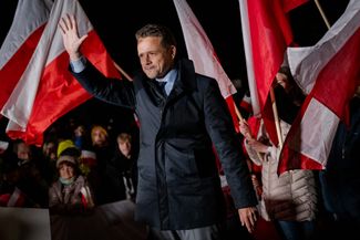Рафал Тшасковский выступает в селе Мендзыборув. 16 мая 2025 года